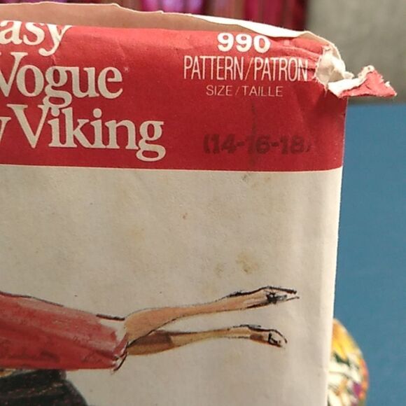 Vogue Pattern Set with Floral Box Four Beaded Applique Embellishments - Picture 4 of 9